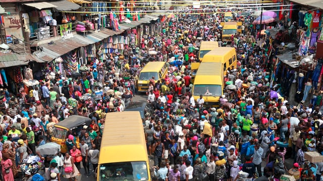 Ein heillos überfüllter Markt in Lagos.