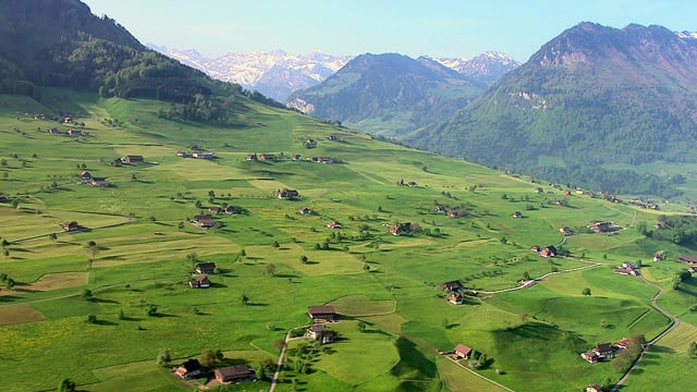 Eine Luftaufnahme einer Landschaft mit vielen vereinzelt-stehenden Bauernhäusern.