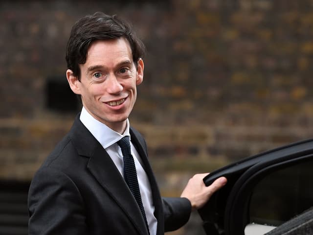 Rory Stewart steigt in ein Auto