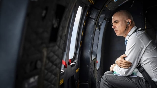 Bundesrat Alain Berset in einem Super Puma Helikopter der Schweizer Armee im April 2020.