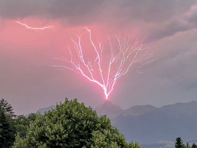 Blitz von Stockhorn nach oben.