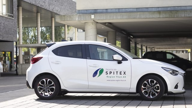 Ein parkiertes Auto mit Spitex-Aufschrift