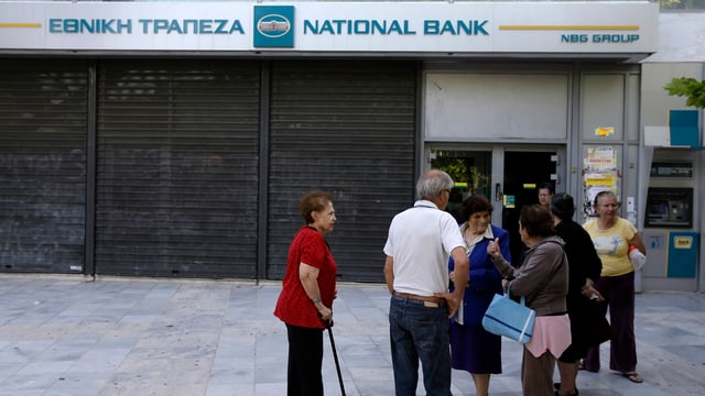 Griechen vor geschlossener Bank in Athen.