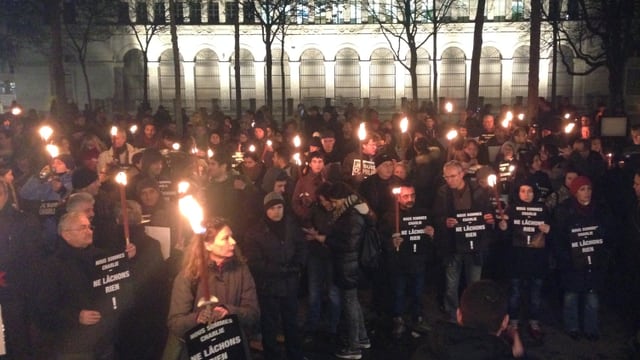 Menschen stehen auf dem Zürcher Bürkliplatz.