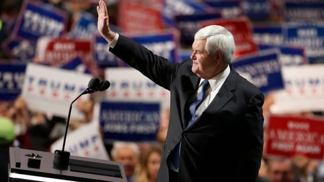 Newt Gingrich winkt einer Menge von Trump-Anhängern zu.