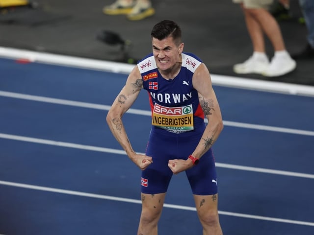 Norwegischer Leichtathlet jubelt auf der Laufbahn.