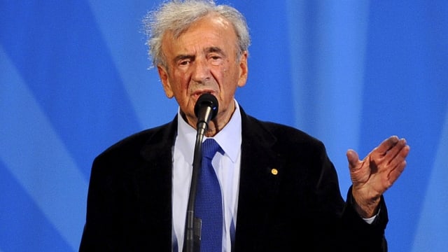 Elie Wiesel bei einem Vortrag