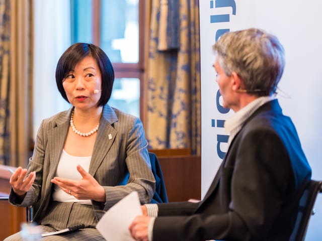 Qi Zhu Ammann, Direktorin des Konfuzius-Institut an der Universität Basel, und Moderator Dieter Kohler.