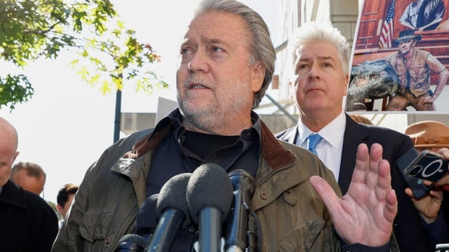 Bannon am Rednerpult. Und hebt die Hand, während er spricht.