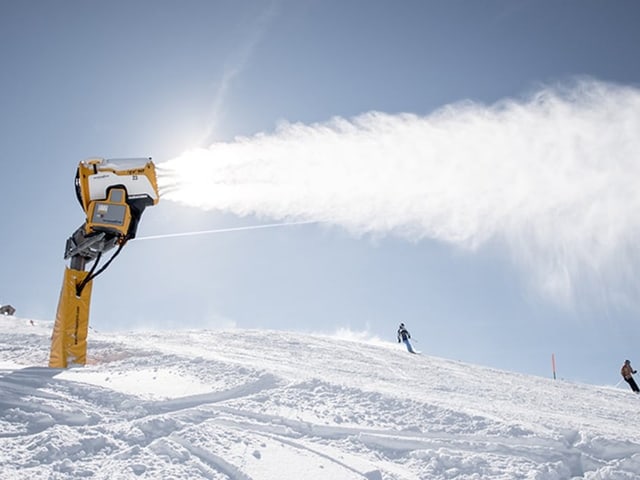 Eine Schneekanone im Gebiet Andermatt-Sedrun-Disentis.