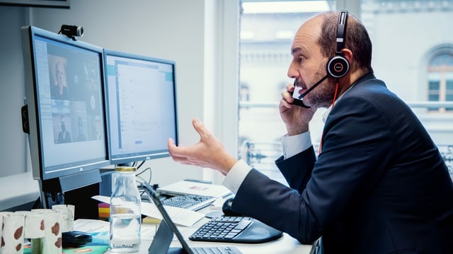 Aus seinem Büro in der Bundeshausredaktion beantwortet Urs Leuthard Fragen der Schülerinnen und Schülern.