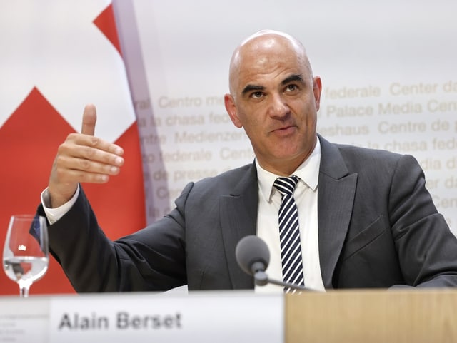 Alain Berset an der Medienkonferenz. Er gestikuliert.