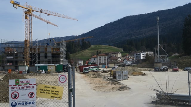 Blick auf die Baustelle mit drei Kranen