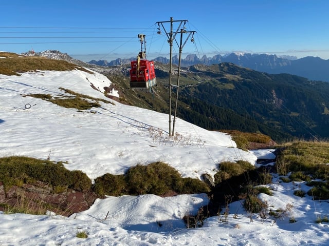 Die Lebensmittel sind an einer Seilbahn befestigt. So werden sie vom Berg ins Tal, und umgekehrt, transportiert.