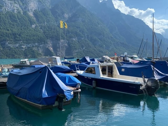 Der Hafen von Mühlehorn mit dem blau-weissen Thoma-Sport-Fischerboot.