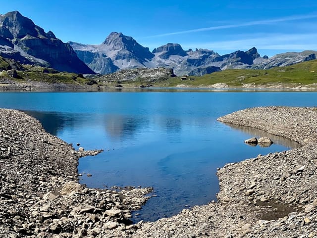 Bergsee mit Alpenpanorama