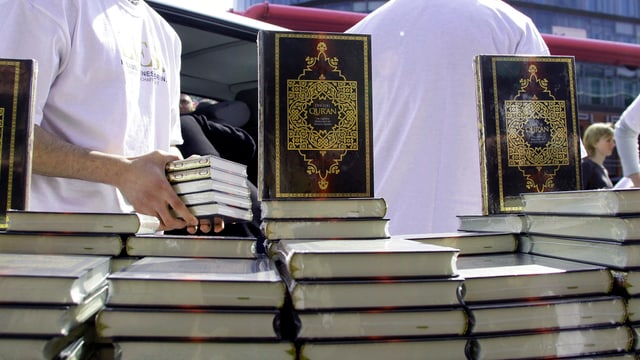 Salafisten verteilen in Berlin Exemplare des Koran