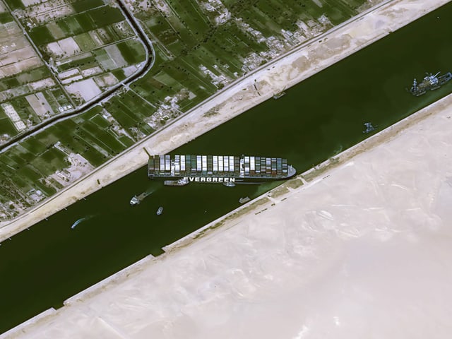 Satelliten-Bilder zeigen die missliche Lage des Riesenschiffs im Suezkanal. 