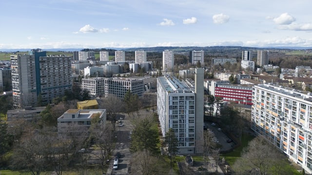 Wohnsilos aus den 1960-er Jahren. Hier ein Beispiel der Wohnseidlung in Bern-Bümpliz.