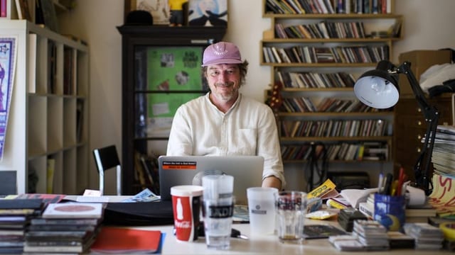 Daniel «Deux» Fontana in einem Büro.