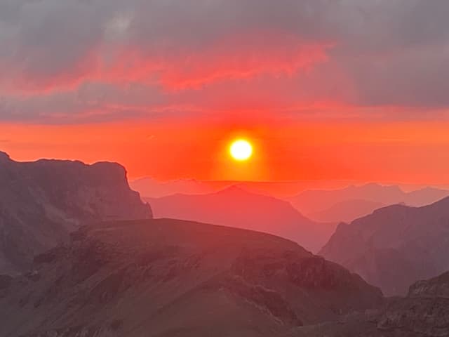 Sonnenuntergang mit Abendrot über den Bergen.