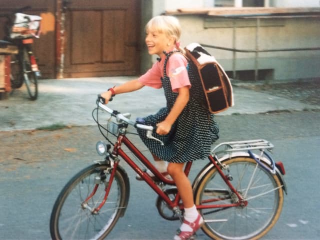 Anna als Kind auf dem Velo.