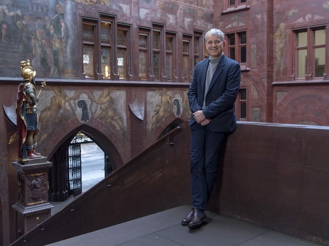 Beat Jans posiert für Kamera auf der Treppe im Basler Rathaus