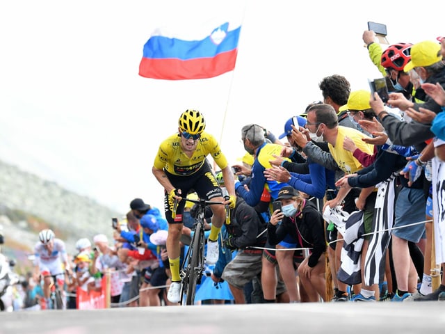 Primoz Roglic extends his lead over Tadej Pogacar.