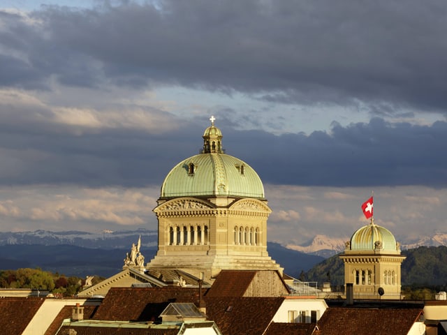 Das Bundeshaus in Bern im Abendrot.