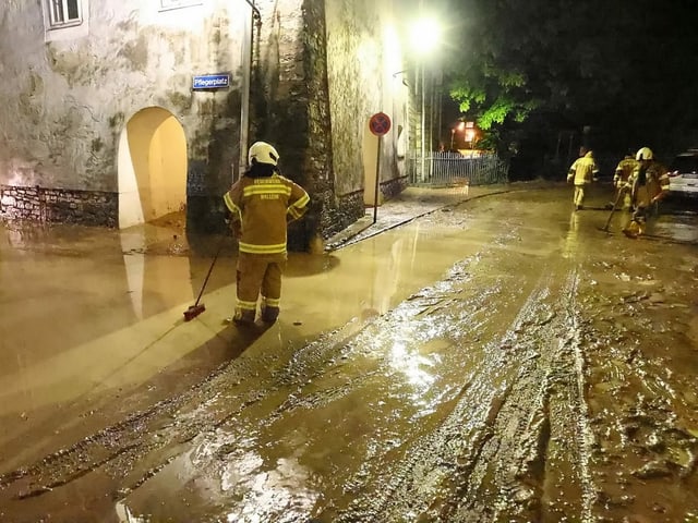 Feuerwehrleute in Hallein