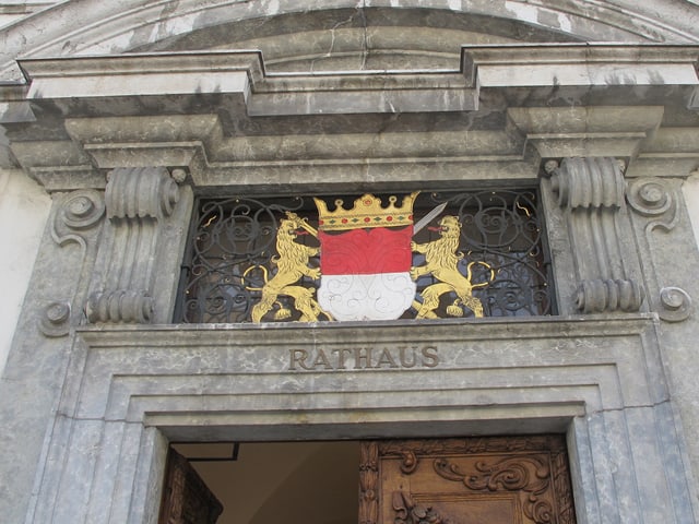 Eingang zum Solothurner Rathaus mit Wappen.