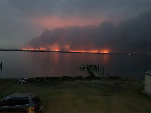 Feuer auf der gegenüberliegenden Seeseite.