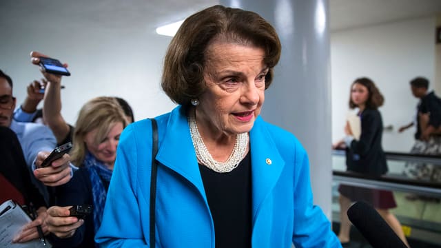 Dianne Feinstein, im Hintergrund sind Journalisten erkennbar