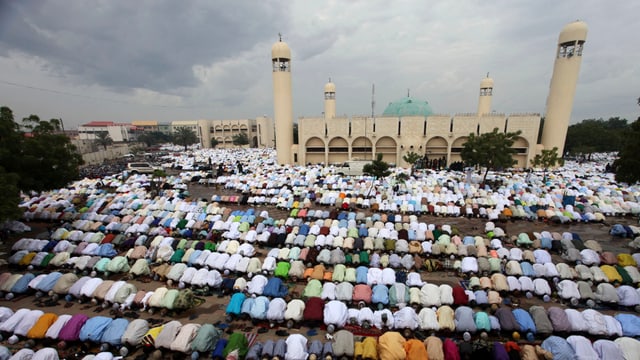 Betende vor der Grossen Moschee von Kano