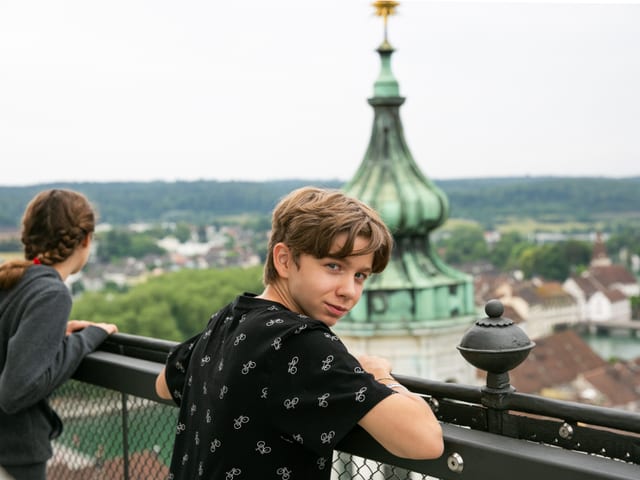 Elio (13) steht am Geländer auf dem Glockenturm.