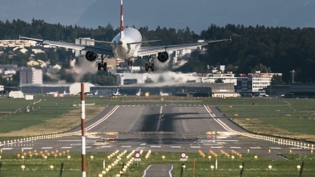 Flugzeug landet auf Landebahn