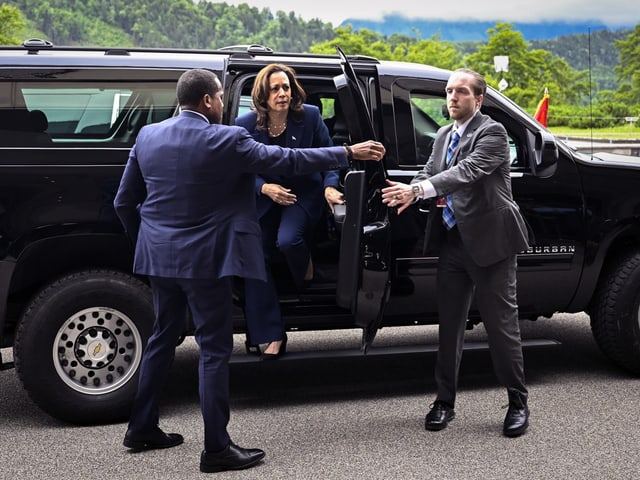 Kamala Harris steigt aus einem SUV.