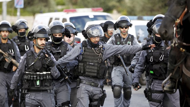 Polizei sichert den Anschlagsort am Eingang zur Altstadt von Jerusalem