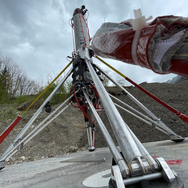 Nahaufnahme einer Rakete in der Startvorbereitung im Freien.