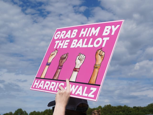 Harris-Unterstützerin mit Wahlplakat