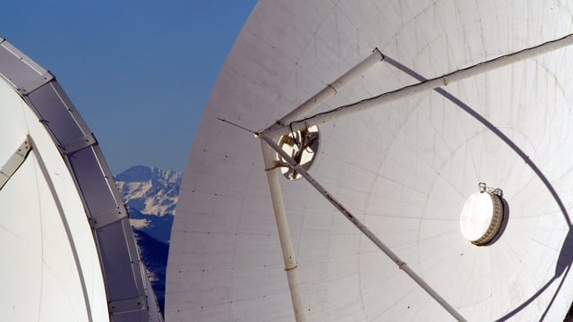 Zwei Satellitenschüsseln in der Schweiz.