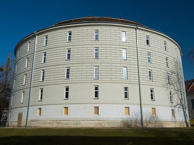 Grosses rundes Gebäude mit vielen Fenstern.