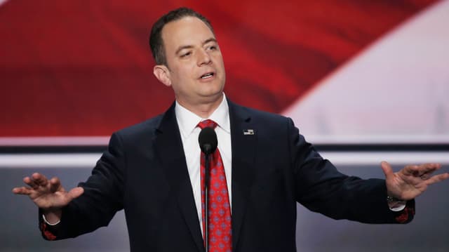 Reince Priebus hält eine Rede und breitet die Arme aus. 