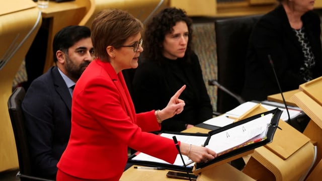 Regierungschefin Nicola Sturgeon spricht im Parlament.