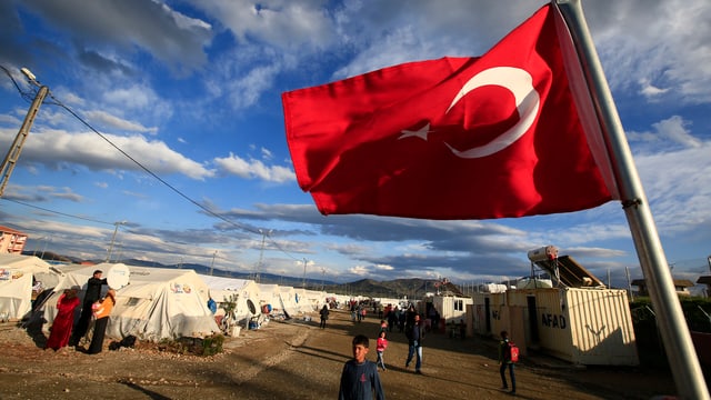 Türkische Flagge weht über einem Flüchtlingscamp im Süden des Landes