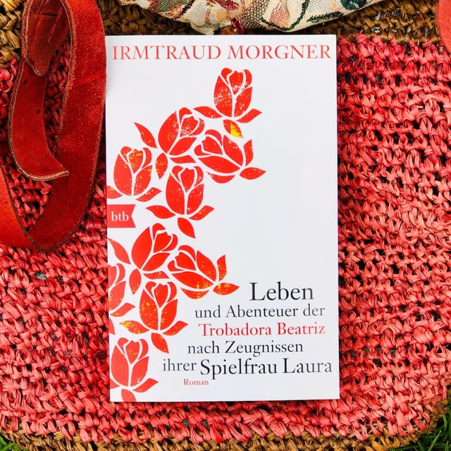 Der Schelmenroman «Leben und Abenteuer der Trobadora Beatriz nach Zeugnissen ihrer Spielfrau Laura» von Irmtraud Morgner liegt auf einer Beuteltasche 