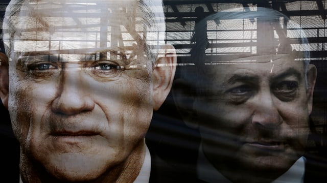 Plakat mit Benny Gantz und Benjamin Netanjahu