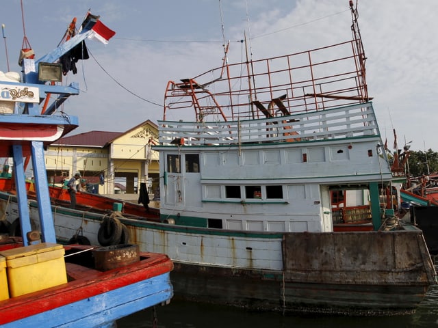 Ein Fischkutter liegt am Hafen. 