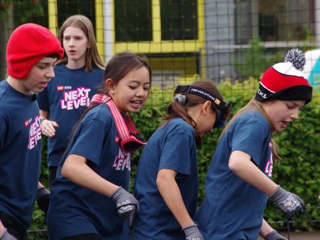 Kinder vor Gebüsch