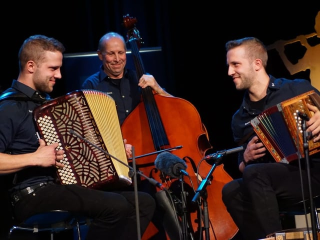 Musiker spielen auf der Bühne.